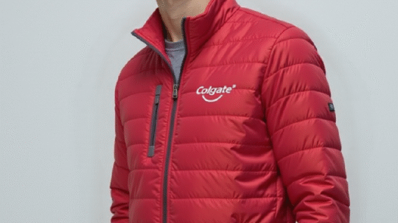 Chamarra roja colgate