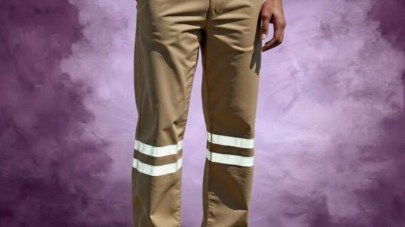 Pantalon cafe franjas reflejantes